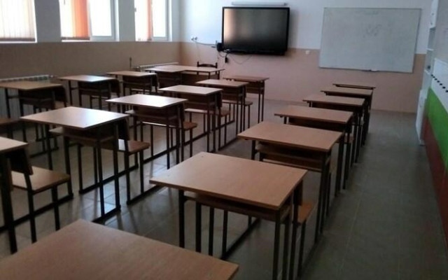 Ученик е с опасност за живота след падане от 5-ия етаж на гимназия в столицата