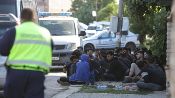 Мигранти окупираха вилните зони на Костинброд