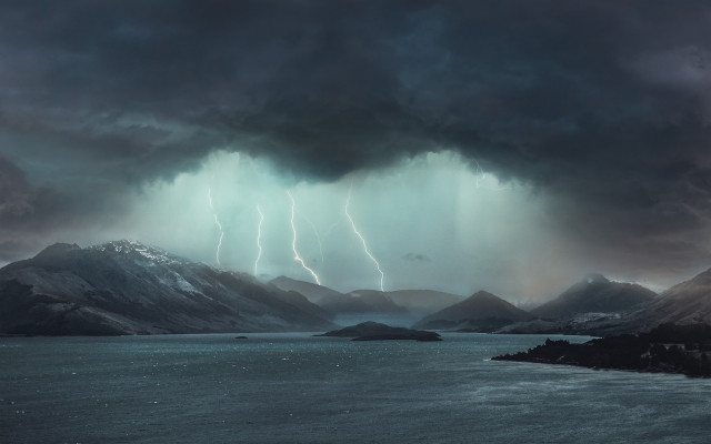 Студен фронт носи бури, градушки и силен вятър