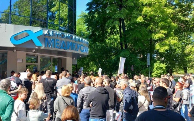 Протест в Пловдив заради малкия Ангел, който почина в зъболекарския кабинет