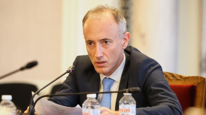 Просветният министър: Завършването на основно образование в седми клас дава отрицателни резултати