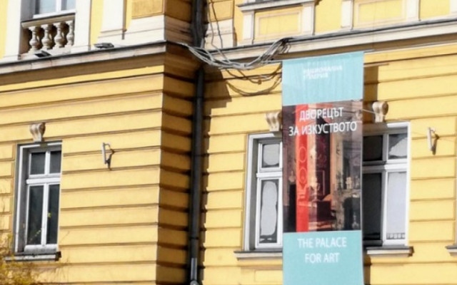 Служителите в музеите и художествените галерии протестират символично