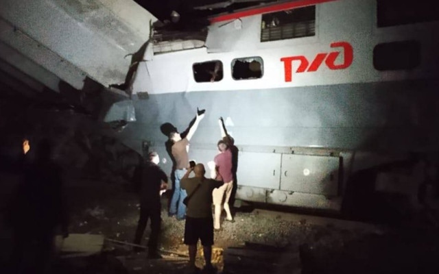 ЖП мост се срути в Брянска област, дерайлира влак, има загинали и много ранени