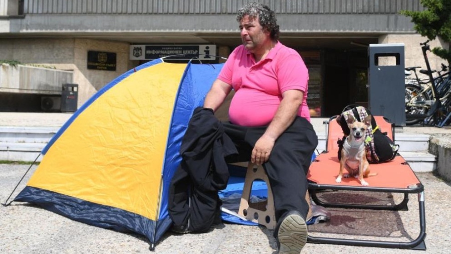 Мъж с ТЕЛК обяви гладна стачка във Варна, бил глобен за паркиране в „синя зона"