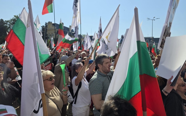Протести в цялата страна срещу еврото