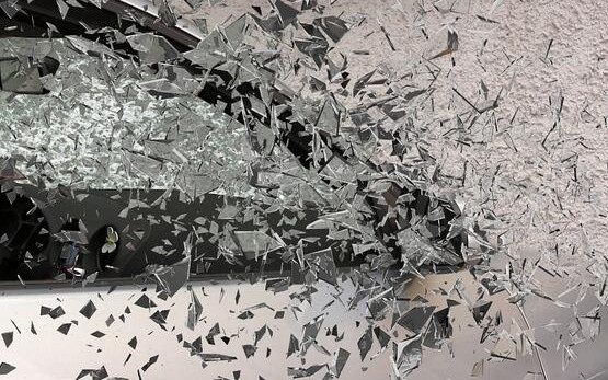 При гонка: Кола се вряза в патрулка в София, двама полицаи пострадаха, шофьорът избяга (ОБНОВЕНА, СНИМКИ)
