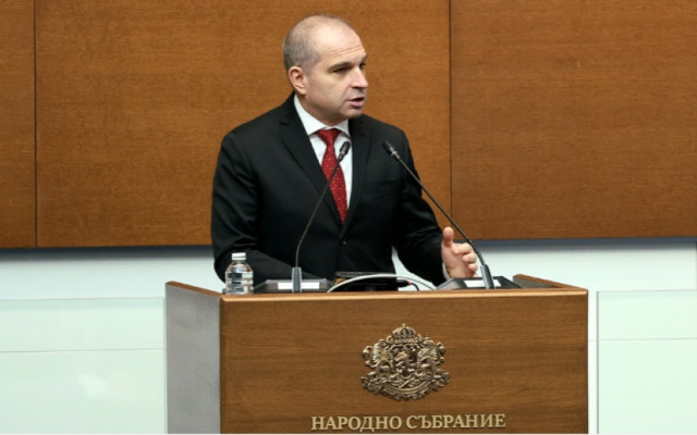 Министър Караджов обеща 20 нови пътнически влака с биодизелово гориво