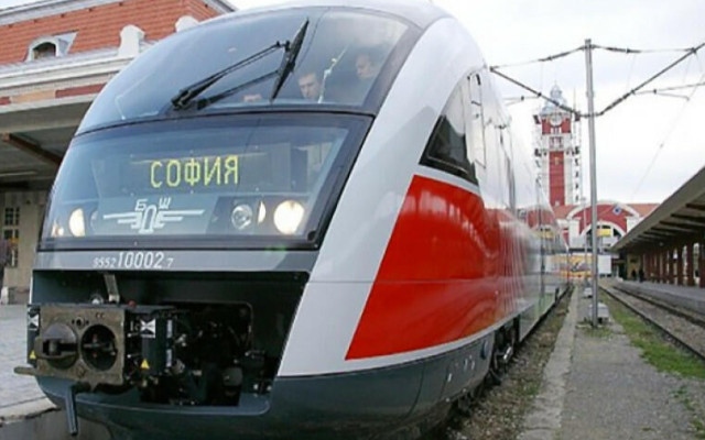 Пуснаха сезонните експресни влакове до морето
