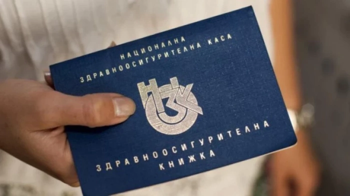 МЗ обмисля премахване на здравните книжки. Ще важат само за някои професии – вижте кои
