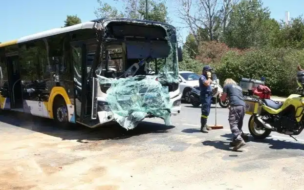 Поне 47 ранени при сблъсък на два автобуса в Атина