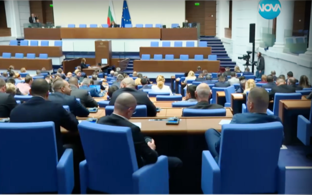Ето с какви заплати се глезят депутатите ни