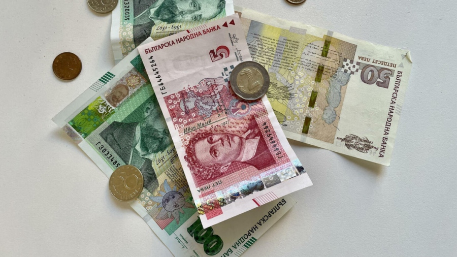 Осигуровките стопяват доходите с над 170 лева месечно