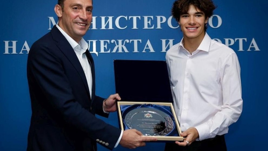 Министър Пешев награди Никола Цолов