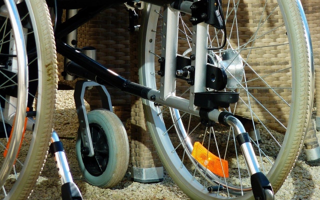 Скандално: Свалиха дете в инвалидна количка от самолет в София