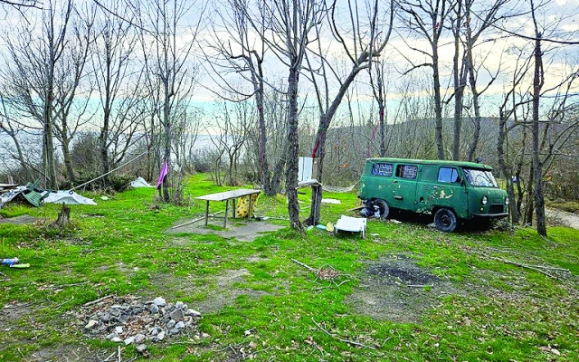 С каравани, кемпери и джипове: Чужди туристи съсипват дивите ни плажове