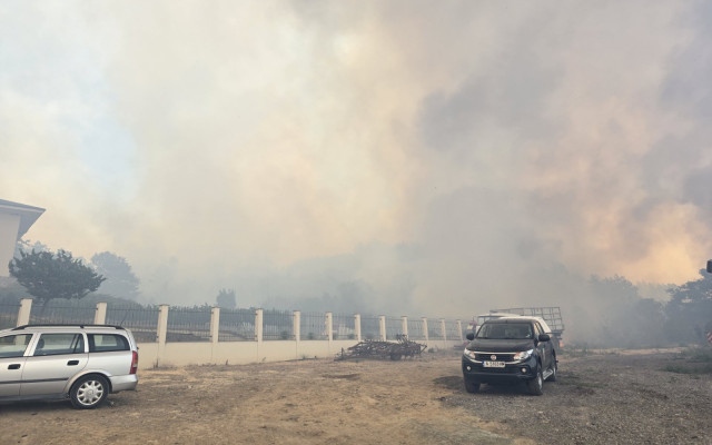 Страховит пожар край Сунгрларе, десетки са евакуирани, обявиха бедствено положение (СНИМКИ)