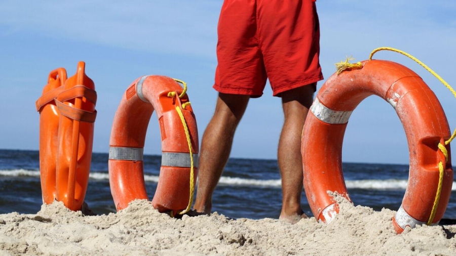 Спасители: Родителите масово разрешават на децата си да влизат при червен флаг