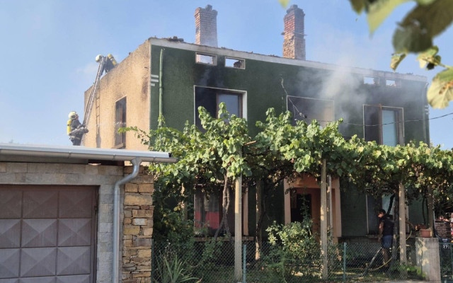 Пожар поглъща къщи в с. Голяма Желязна, Троянско