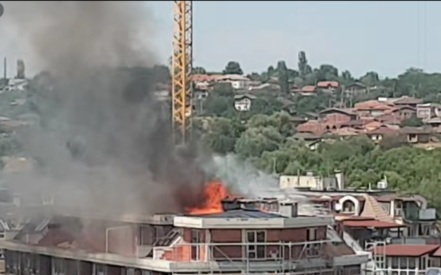 Пожар пламна в столичния квартал "Овча купел" ВИДЕО