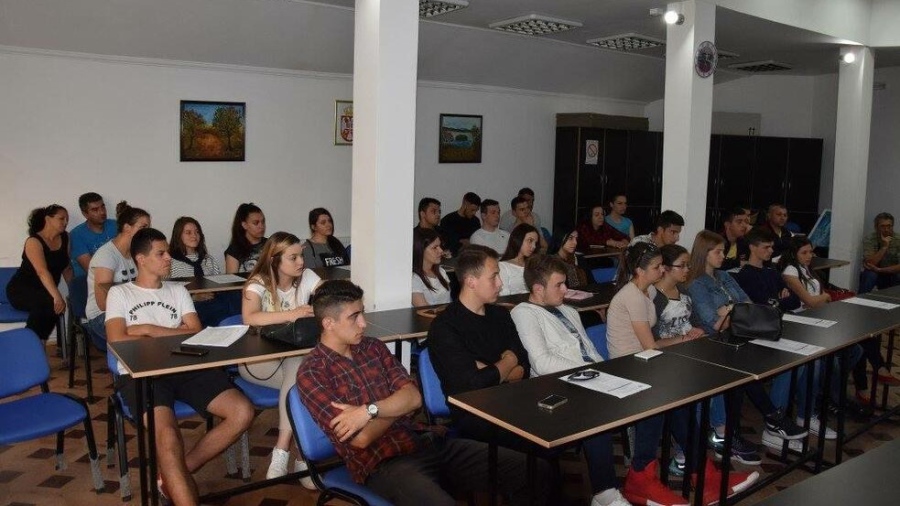 Половината ученици от професионалните гимназии учат специалности без търсене на пазара