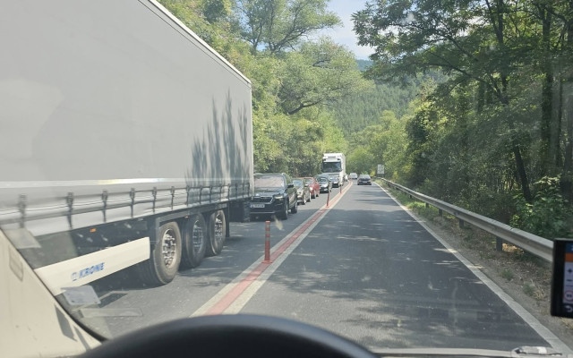 Страшна тапа към Гърция! Колоната в Кресненското е километрична