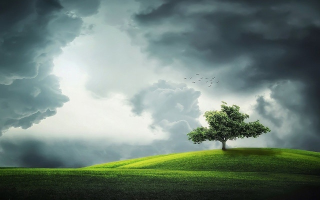 Отива ли си лятото? Студен фронт носи бури с градушки