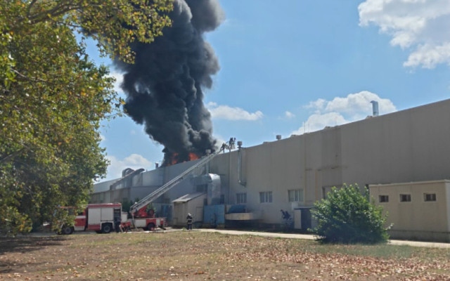 Евакуираха работници от горяща фабрика в Сливен