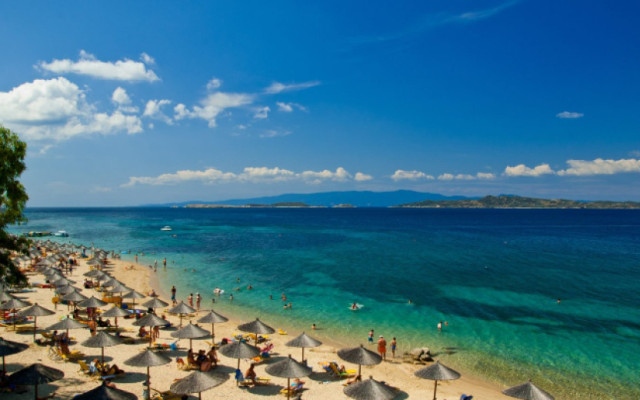 На Халкидики изхвърлят плажни принадлежности, с които тарикатите си пазят места