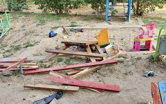 Пиян до козирката връхлетя и размаза детска площадка в София