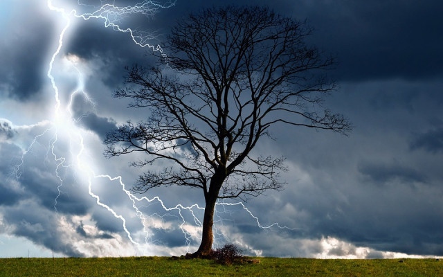 Преминава студен атмосферен фронт, ще има бури и градушки