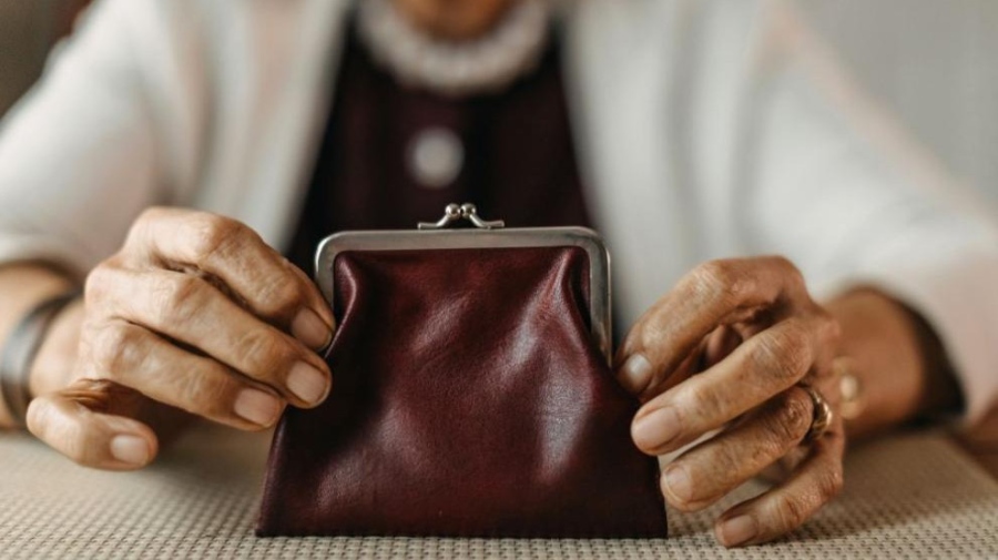 Обявиха кога ще изплащат пенсиите за септември