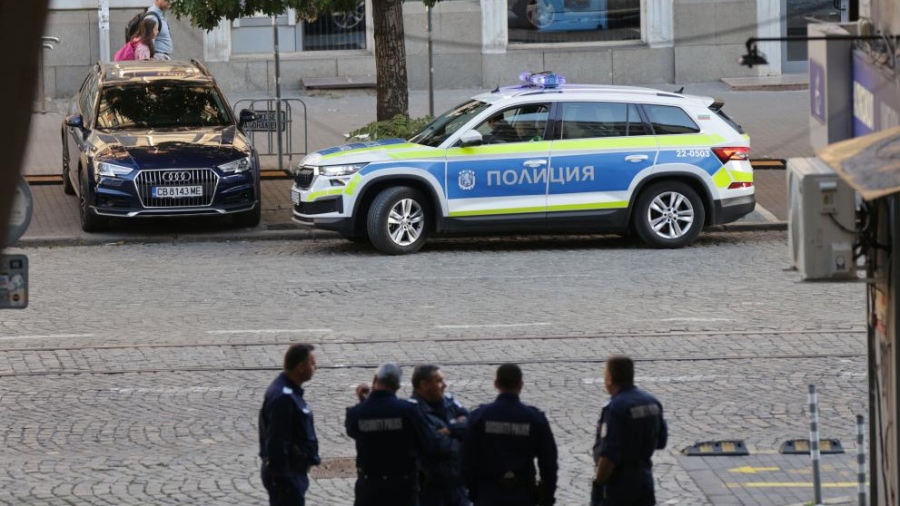 Полицай, охраняващ протеста пред НС, почина