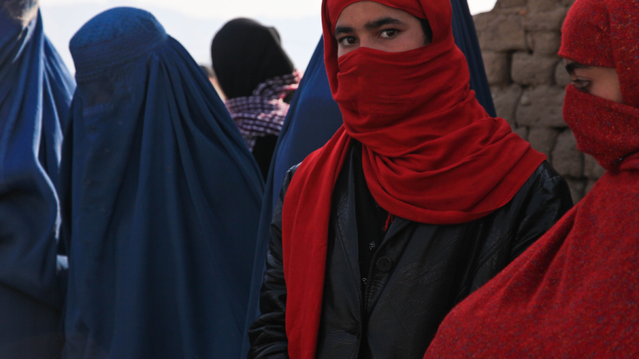 Талибаните забраниха изучаването на книги, написани от жени