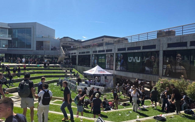 Тръмп и Ванс отдават почит на Чарли Кърк пред десетки хиляди