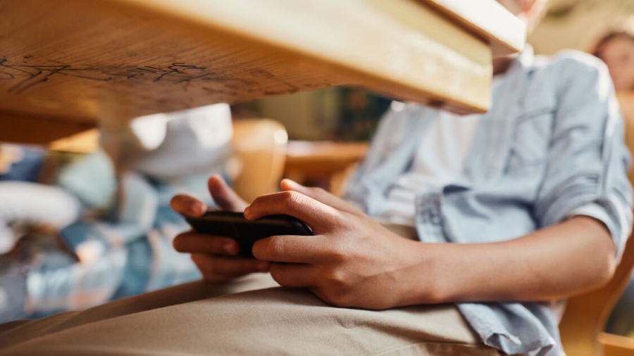 Столичен директор: Забраната на телефони в час повишава успеха с цяла единица