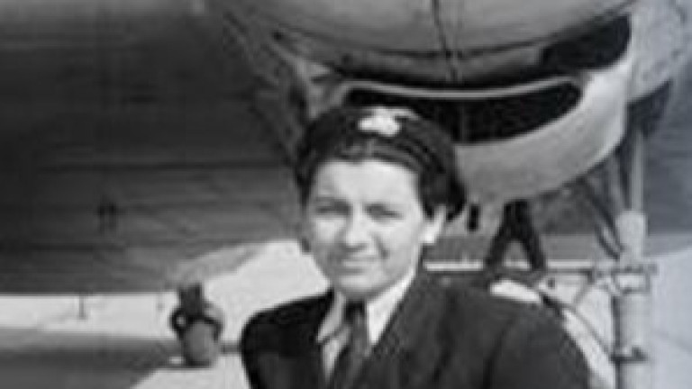 Откриха паметник на първата българска жена пилот в родното ѝ село