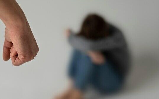 Шокиращо видео в социалките: Момичета унижават и бият своя съученичка, карат я да целува обувки