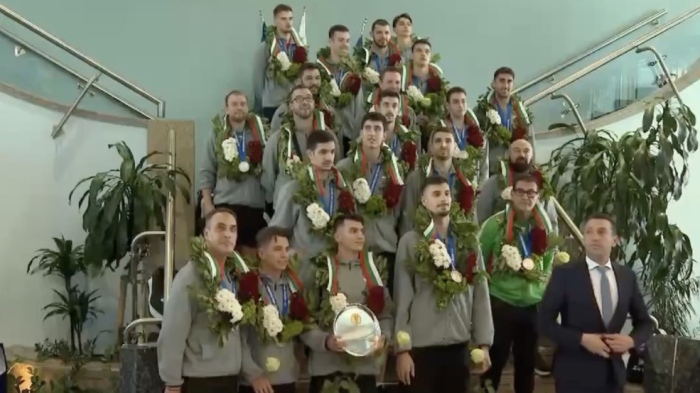 Шампионско посрещане: Националите ни по волейбол се завърнаха на родна земя