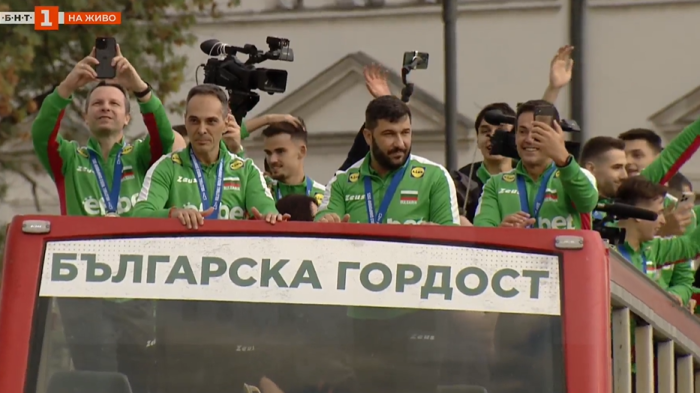 НА ЖИВО Фенове приветстват волейболните ни герои на пл. Ал. Невски