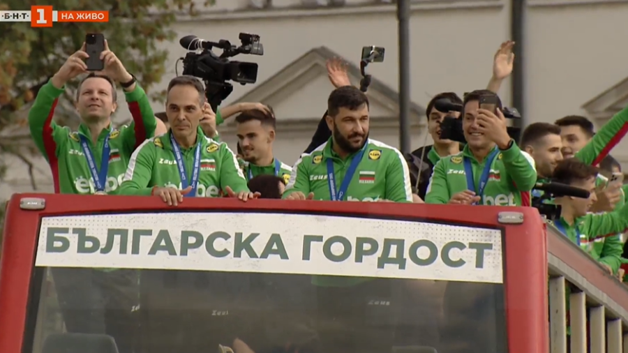 НА ЖИВО Фенове приветстват волейболните ни герои на пл. Ал. Невски