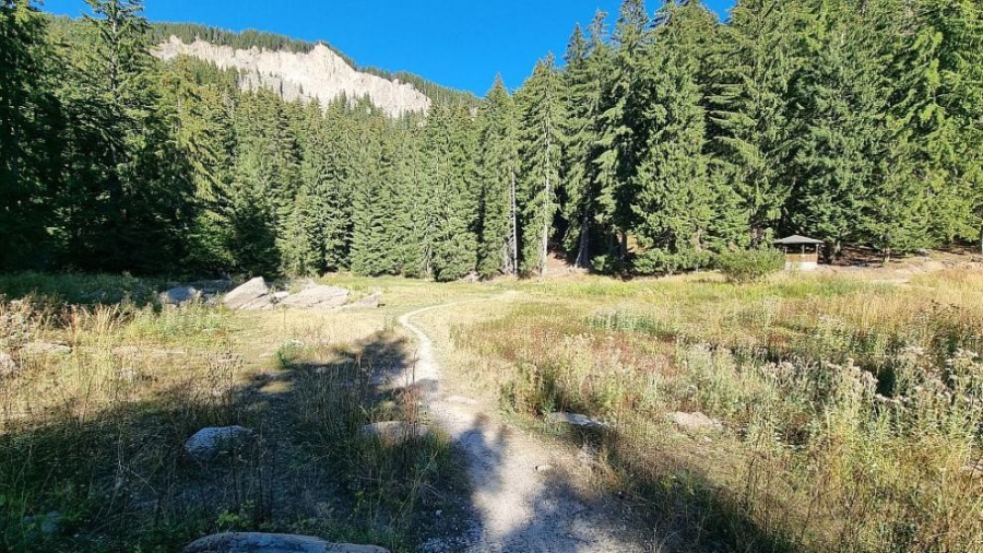 Заради липсата на валежи: Едно от Смолянските езера пресъхна