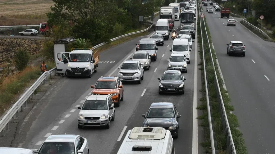 Тежък е трафикът по "Тракия", километрични задръствания