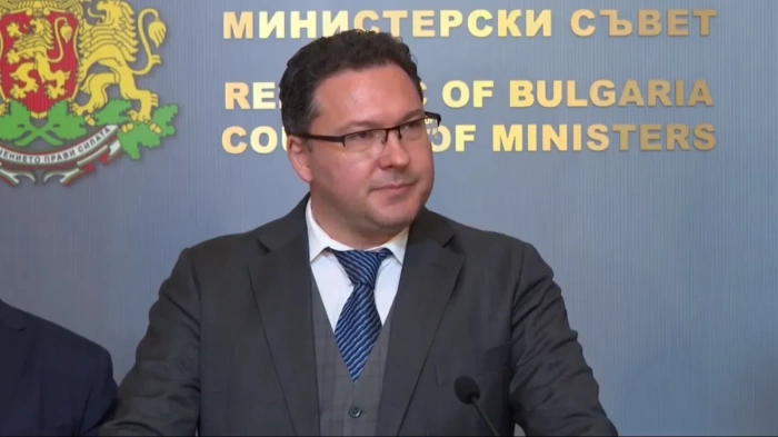 Заради обилните дъждове: Министър Митов свиква работно съвещание в сградата на МВР