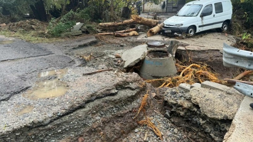Частично бедствено положение в Бургас, затворени са пътища, пропаднал е мост