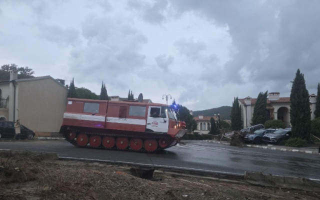 Отстраняват щетите от пороя с наводнения и снега в страната