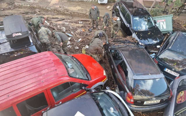 С пълна пара разчистват последиците от адското наводнение в "Елените"