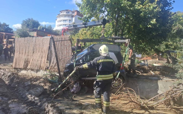 Продължава разчистването на щетите в "Елените", нанесени от наводненията