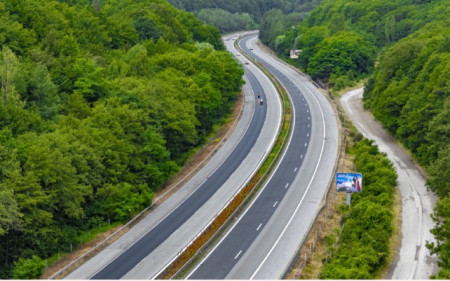 Пуснаха нов участък от автомагистрала "Хемус" за автомобили до 12 тона