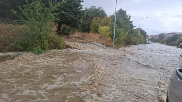 Четвърти ден след водното бедствие в „Елените“: Спират достъпа до курорта заради нови обилни валежи