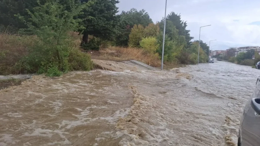 Четвърти ден след водното бедствие в „Елените“: Спират достъпа до курорта заради нови обилни валежи
